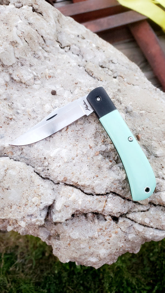 Front pocket trapper